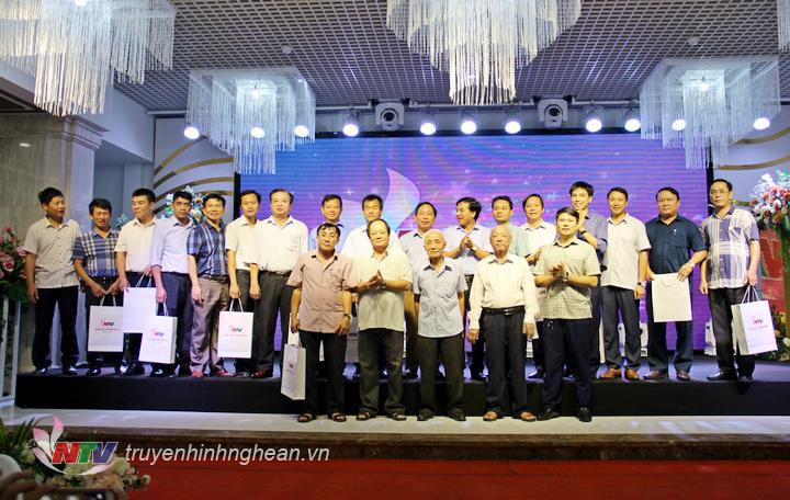 Lãnh đạo Đài PT-TH PG88 go Bắn cá và nguyên lãnh đạo Đài qua các thời kỳ tặng quà tri ân các đồng chí lãnh đạo