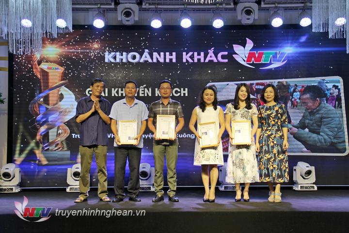 Trao giải B, C, Khuyến khích cho các tác giả, nhóm tác giả đạt giải.