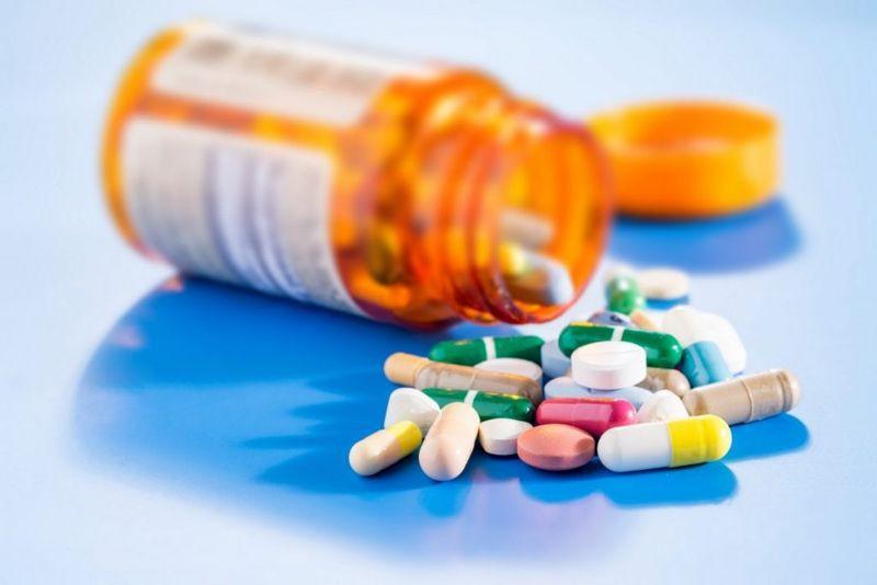 Dược phẩm và các quá trình trị liệu: Một số loại dược phẩm có thể gây khô môi, ví dụ như thuốc thông mũi, một số thuốc hen suyễn, thuốc lợi tiểu, thuốc chống trầm cảm và lo âu. Khô môi cũng là một tác dụng phụ của thuốc trị mụn.