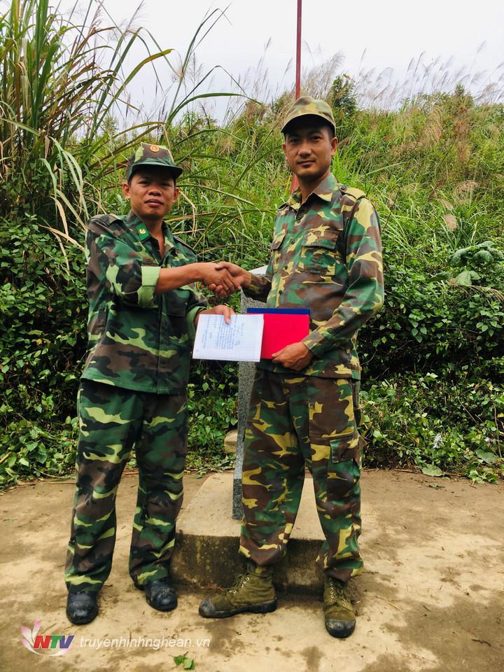 Hai đội trưởng trao biên bản đợt tuần tra.