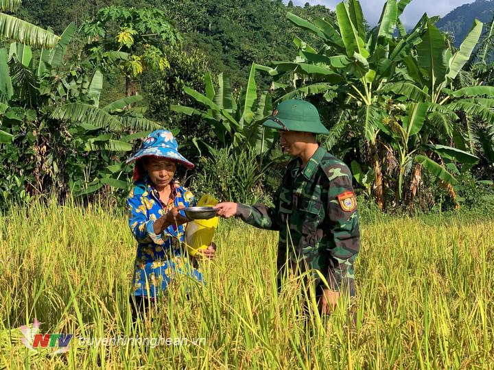 hoạt động này càng thêm gắn bó tình quân dân nơi biên giới.