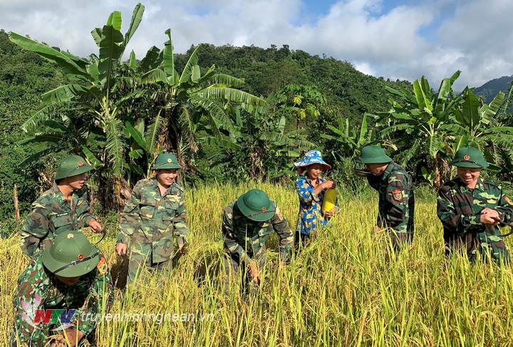 hoạt động này càng thêm gắn bó tình quân dân nơi biên giới.