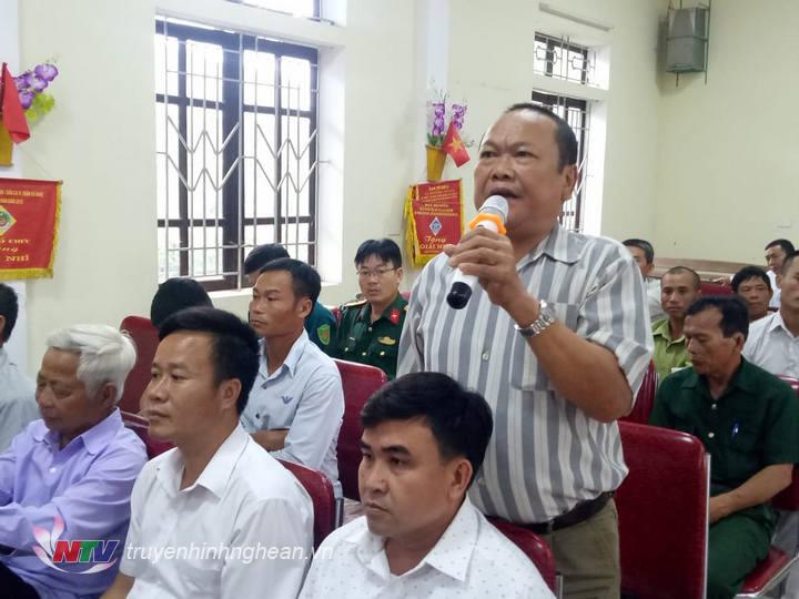 Cử tri nêu ý kiến, kiến nghị.
