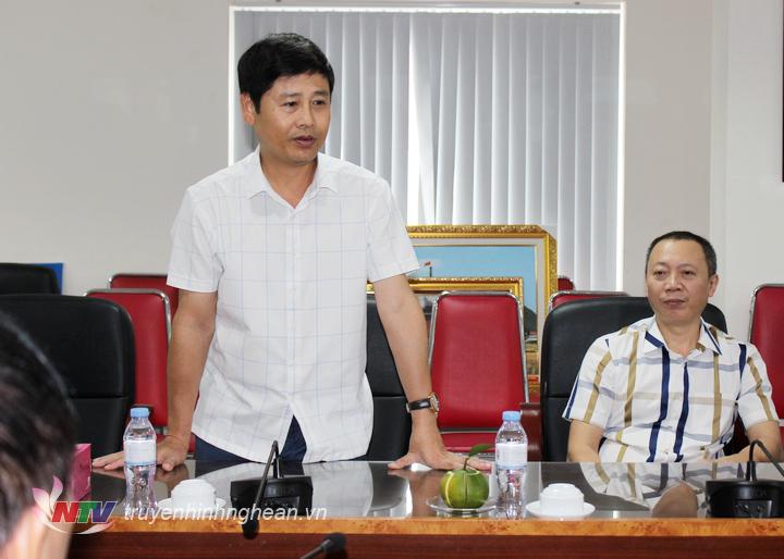 Đồng chí Trần Minh Ngọc - Phó Giám đốc Đài PT-TH PG88 go Bắn cá giới thiệu về tòa nhà làm việc với đoàn cán bộ Đài PT-TH Ninh Bình.