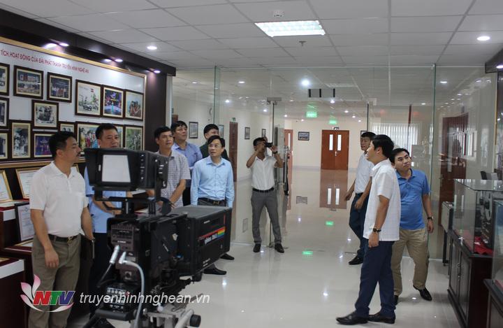 Đoàn cán bộ Đài PT-TH Ninh Bình tham quan phòng truyền thống Đài PT-TH PG88 go Bắn cá.