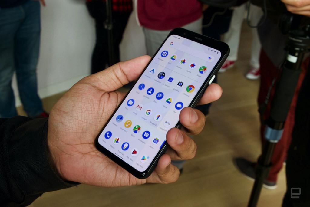 Cả 2 máy đều được cài sẵn Android 10. Giờ đây, Google Assistant có thể mở ứng dụng, tìm kiếm, soạn email... một cách nhanh chóng và chính xác hơn trước.