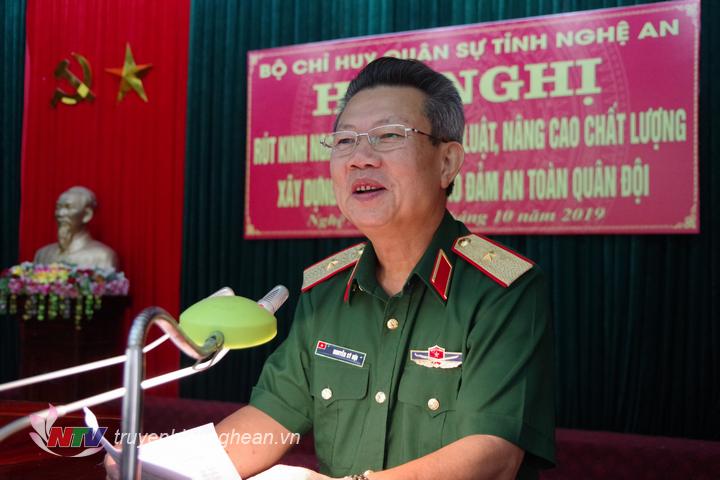 Thiếu tướng Nguyễn Sỹ Hội - Phó tư lệnh Quân khu 4 phát biểu chỉ đạo tại hội nghị