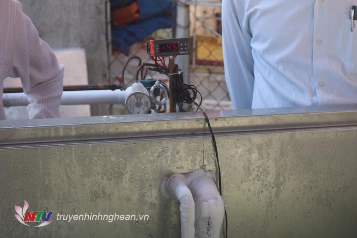Nước trong bể lạnh có nhiệt độ -45 độ C