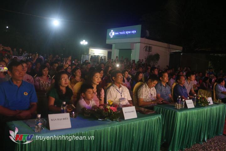 Đông đảo người dân và các nhà hảo tâm tham dự chương trình.