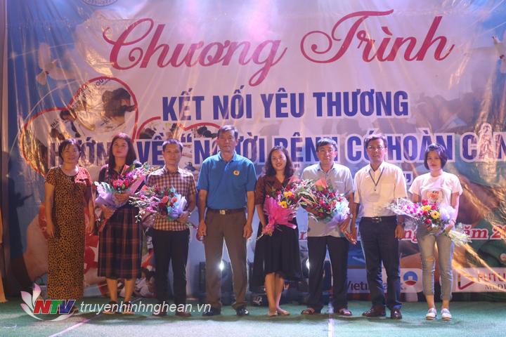 BTC tặng hoa cho các nhà tài trợ chương trình.