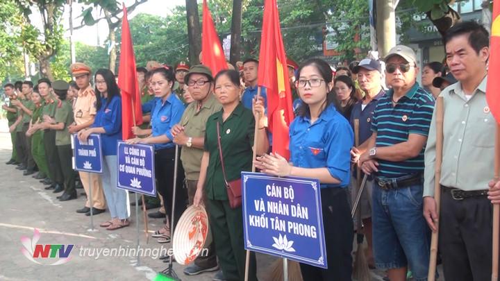 Người dân và các lực lượng hưởng ứng ra quân xây dựng tuyến phố văn minh