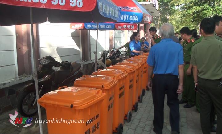 Bố trí các thùng rác công cộng góp phần giữ gìn vệ sinh môi trường.