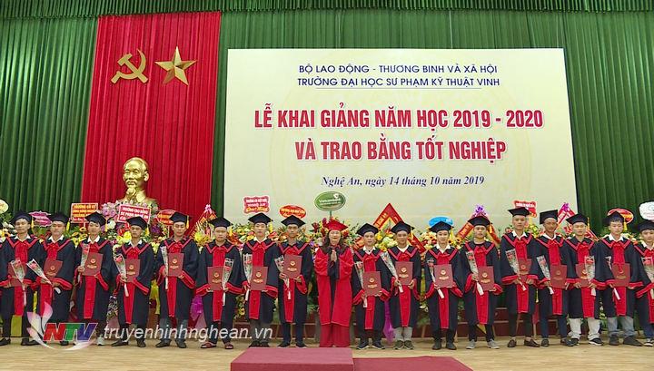 Trao Bằng tốt nghiệp cho các cứ nhân.