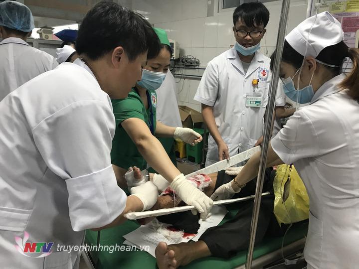 Bác sĩ tích cực cấp cứu các nạn nhân trong vụ tai nạn. 