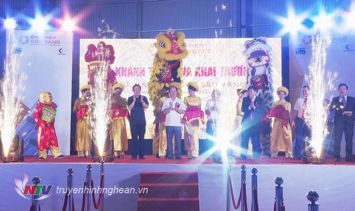 Các đại biểu cắt băng khánh thành nhà máy.