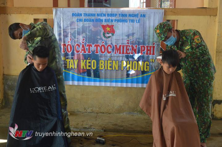 Các tổ “Tay kéo biên phòng” cắt tóc miễn phí cho học sinh và người dân khu vực biên giới.