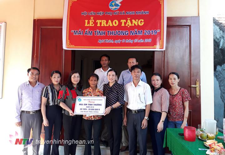 Trao hỗ trợ xây dựng nhà ở cho gia đình