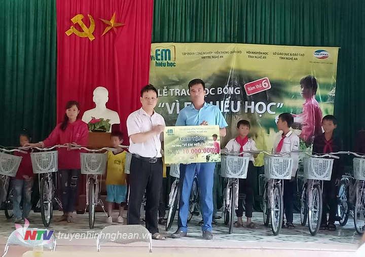Trao tặng xe đạp cho học sinh nghèo trên địa bàn.