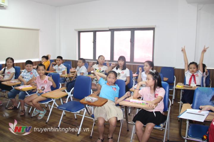 Các thí sinh nhắng nhít chờ đến lượt thi.
