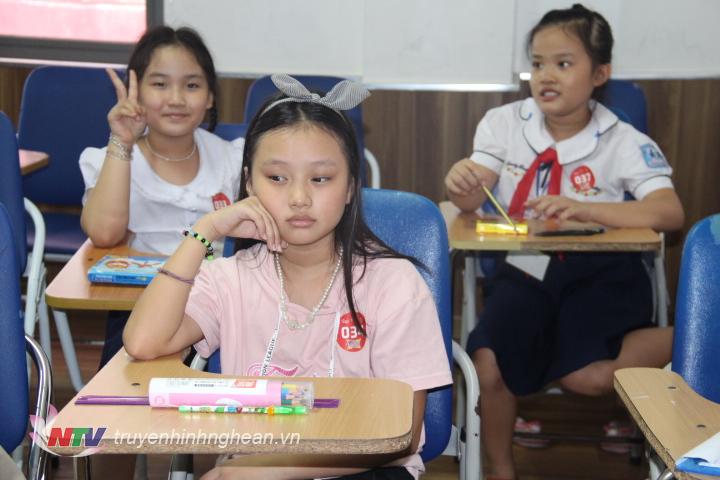 Nhưng không thiếu những gương mặt lo lắng. Theo chia sẻ của em Trần Bảo Châu - Lớp 5A, Trường Tiểu học Hưng Phúc "Khá lo lắng sau khi trải qua bài thi đầu tiên"
