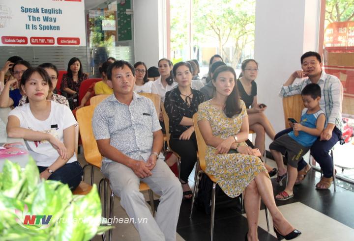 Phụ huynh hồi hộp chờ đợi phần thi của các bạn nhỏ.