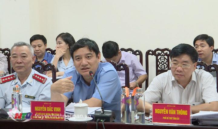 Bí thư Tỉnh ủy Nguyễn Đắc Vinh trao đổi tại buổi tiếp công dân.