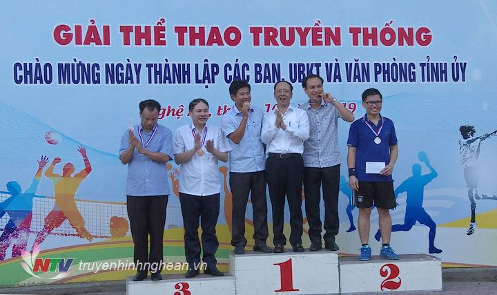 Trao giải cho các đội đạt thành tích xuất sắc ở các nội dung thi đấu.