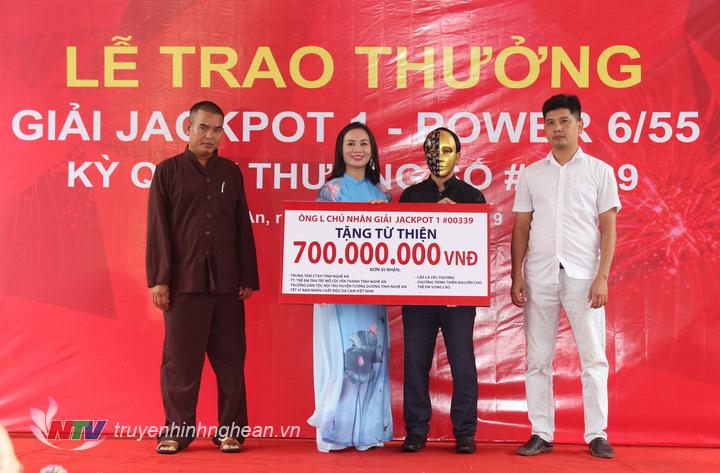 Chủ nhân giải thưởng trao tặng ủng hộ cho các chương trình từ thiện và các trung tâm công tác xã hội tại PG88 go Bắn cá.