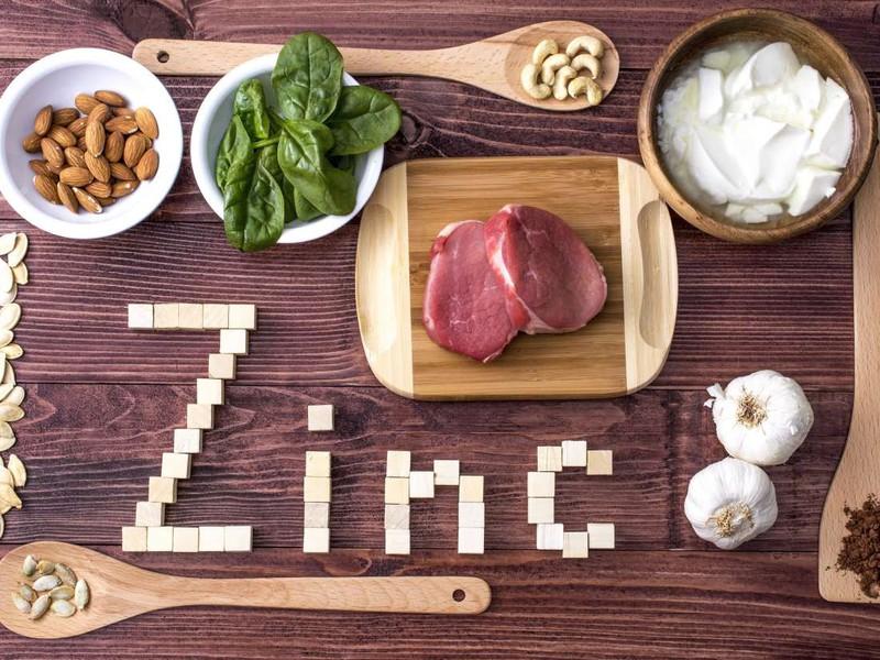 Bổ sung vitamin B và kẽm (Zinc) trong thực đơn của bạn. Các loại a-xít béo omega-3 cũng vậy. Hãy tìm chúng trong hạt óc chó, trứng, các loại rau có lá.