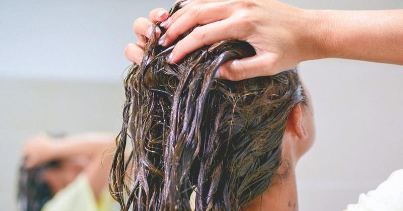 Tránh gội đầu quá nhiều, vì nó sẽ khiến da đầu khô và dẫn tới gàu. Tránh gội đầu bằng nước nóng, thay vào đó hãy sử dụng nước ấm hoặc nước mát để gội đầu.