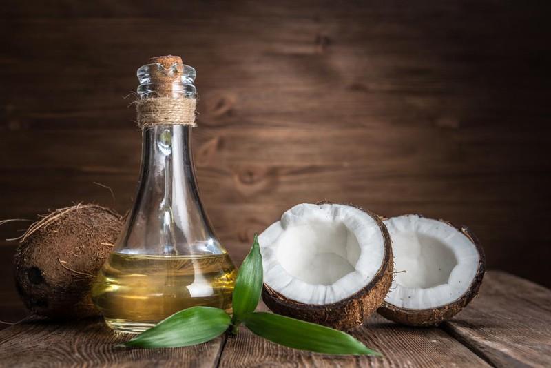 Dùng một chút dầu ôliu hay dầu dừa ấm mát-xa nhẹ nhàng lên da đầu và ủ trong 1 giờ. Hãy sử dụng dầu gội và dầu xả dịu nhẹ. Nhỏ vài giọt tinh dầu như dầu oải hương để kích thích liệu pháp. Điều này không chỉ giúp loại sạch gàu mà còn giúp bạn có mái tóc khỏe mạnh.