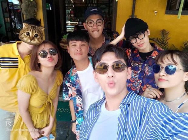 rước đó, Văn Mai Hương khiến nhiều người hoài nghi đang hẹn hò với bạn trai mới trong chuyến du lịch cùng bạn bè