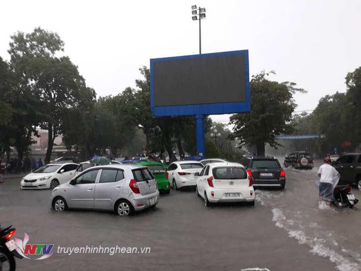 Nhiều phương tiện không thể di chuyển gây ùn tắc Đăng Ký M.PG88. Hình ảnh ghi nhận tại đường Lê Mao.