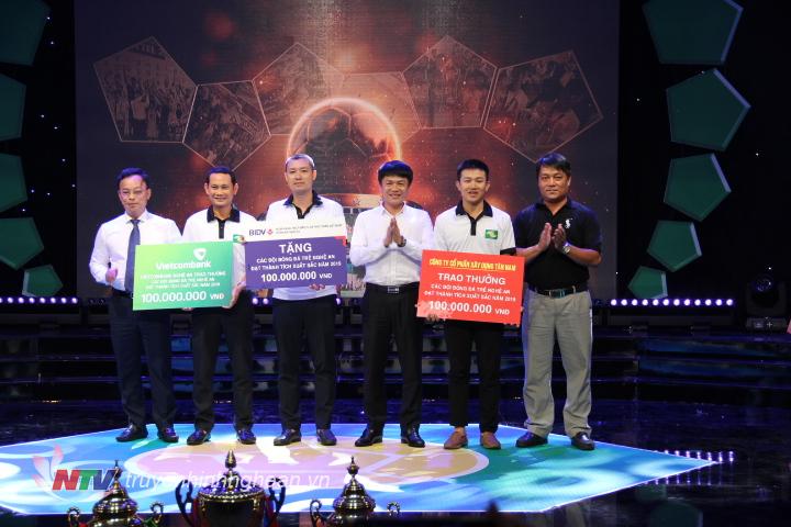 Đại diện các nhà tài trợ trao