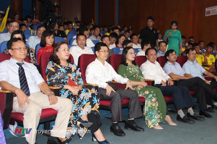 Các đại biểu tham dự buổi lễ.