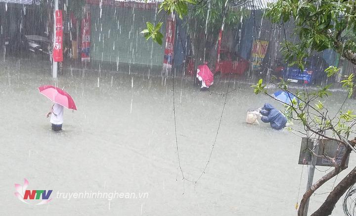Ghi nhận tại đường Nguyễn Thái Học trưa 16/10.