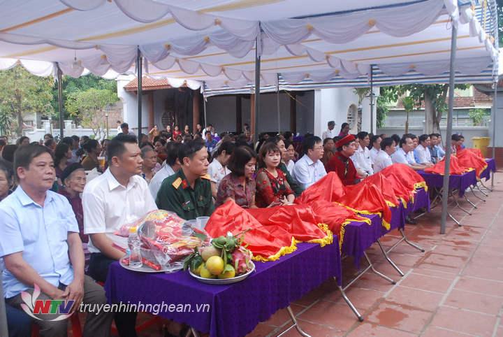 Lãnh đạo huyện cùng đông đảo người dân dự lễ giỗ Vua Mai.