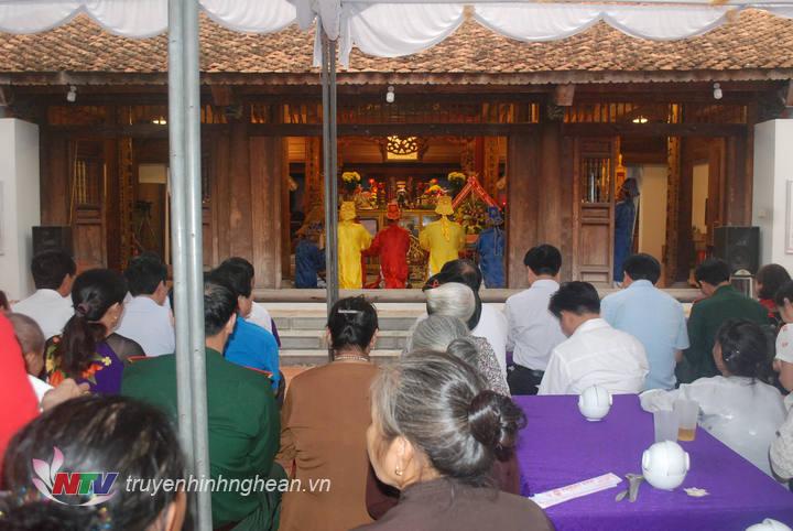Người dân tham gia nghi thức lễ giỗ.