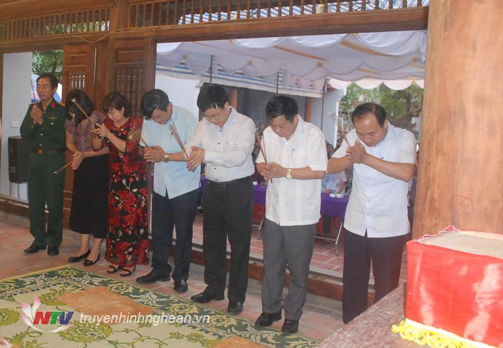 Lãnh đạo huyện dâng hương.