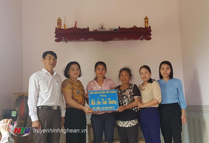 Gia đình chị Đào Thị Thu, xóm Văn Mỹ xã Văn Thành được hỗ trợ 20 triệu đồng làm nhà ở
