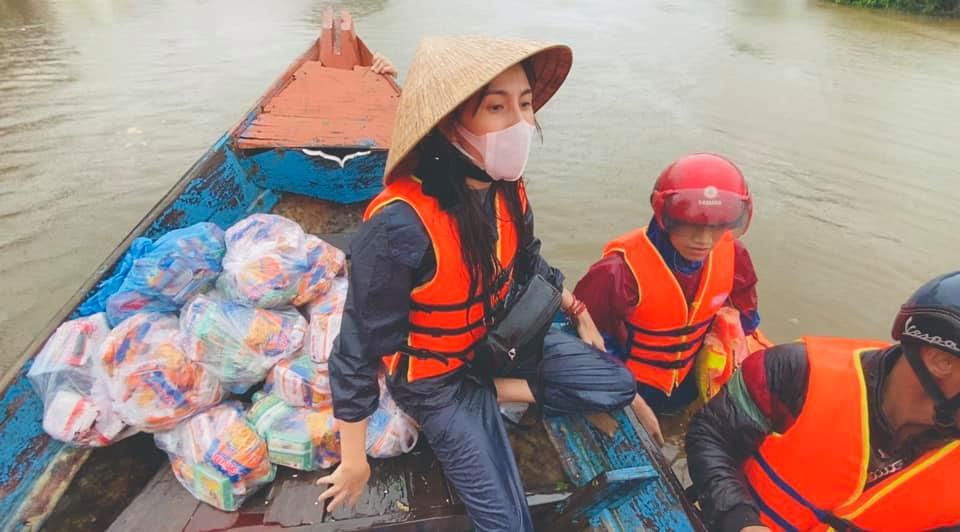 Hành trình vất vả đến với bà con vùng lũ của ca sĩ Thủy Tiên