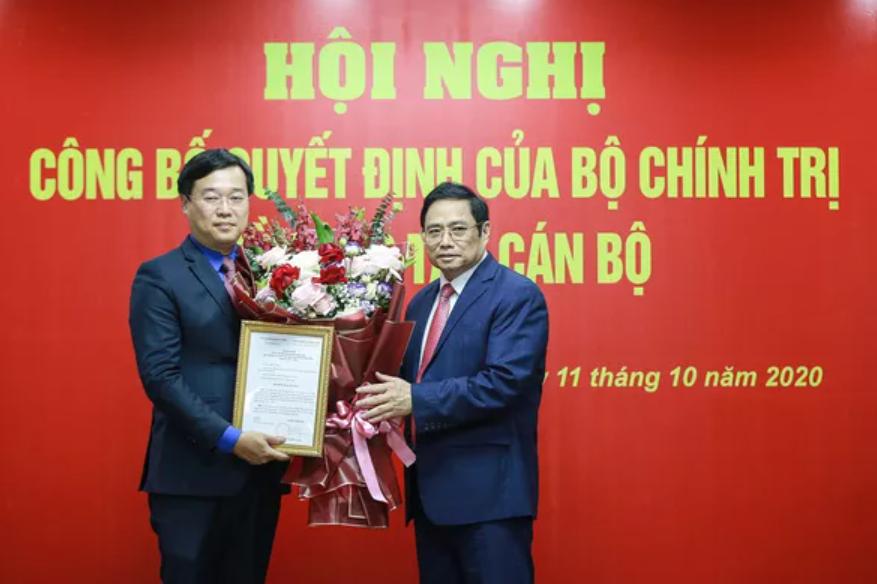 Trưởng Ban Tổ chức Trung ương Phạm Minh Chính trao quyết định cho ông Lê Quốc Phong.