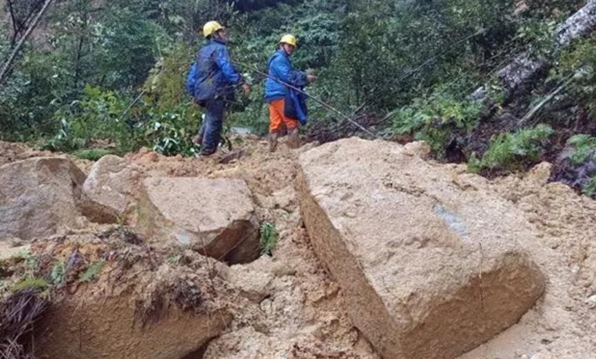 Đại diện Bộ TN&MT cho biết có nhiều nguyên nhân dẫn tới tình trạng sạt lở đất, lũ ống và lũ quét