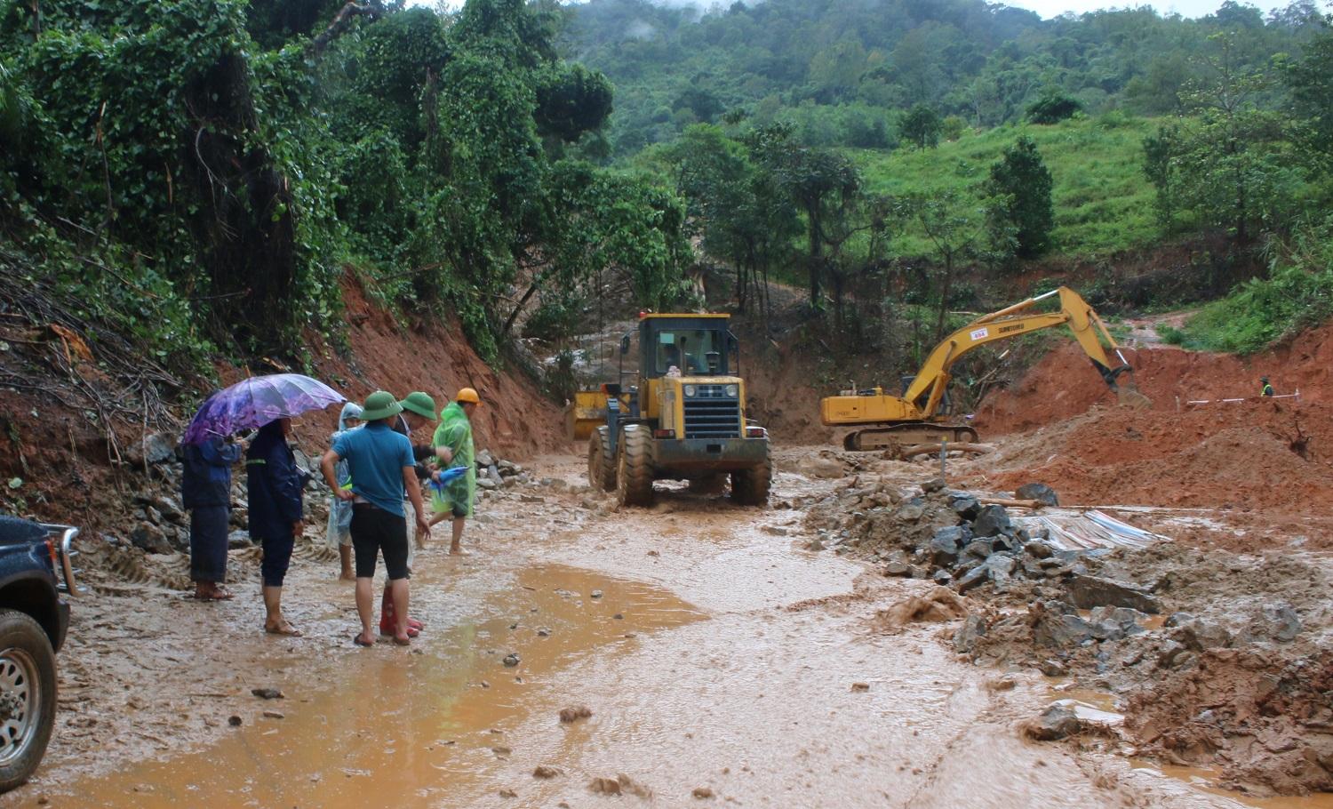 Nhiều tuyến quốc lộ bị sạt lở do mưa bão.