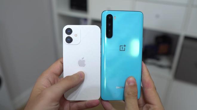 Mô hình iPhone 12 mini được in 3D dựa theo thông số của Apple. Ảnh: Alejandro Pérez/YouTube.
