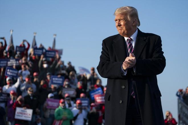 Ông Trump đi vận động tranh cử ở Minnesota hôm 18/9. Ảnh: AP.