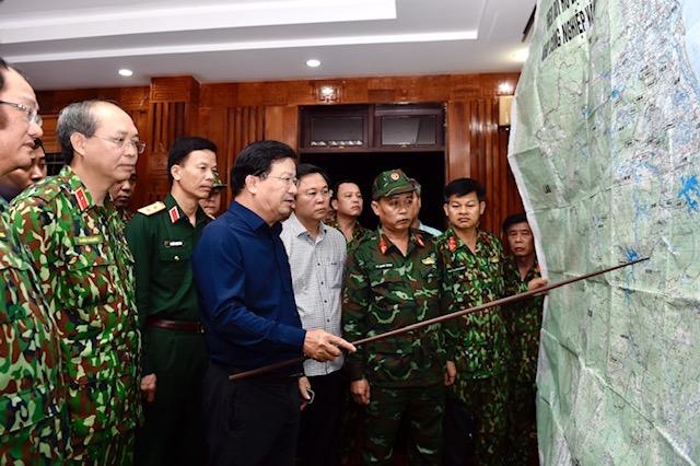 Phó Thủ tướng Trịnh Đình Dũng thảo luận phương án cứu hộ, cứu nạn các nạn nhân vụ sạt lở đất. Ảnh: VGP