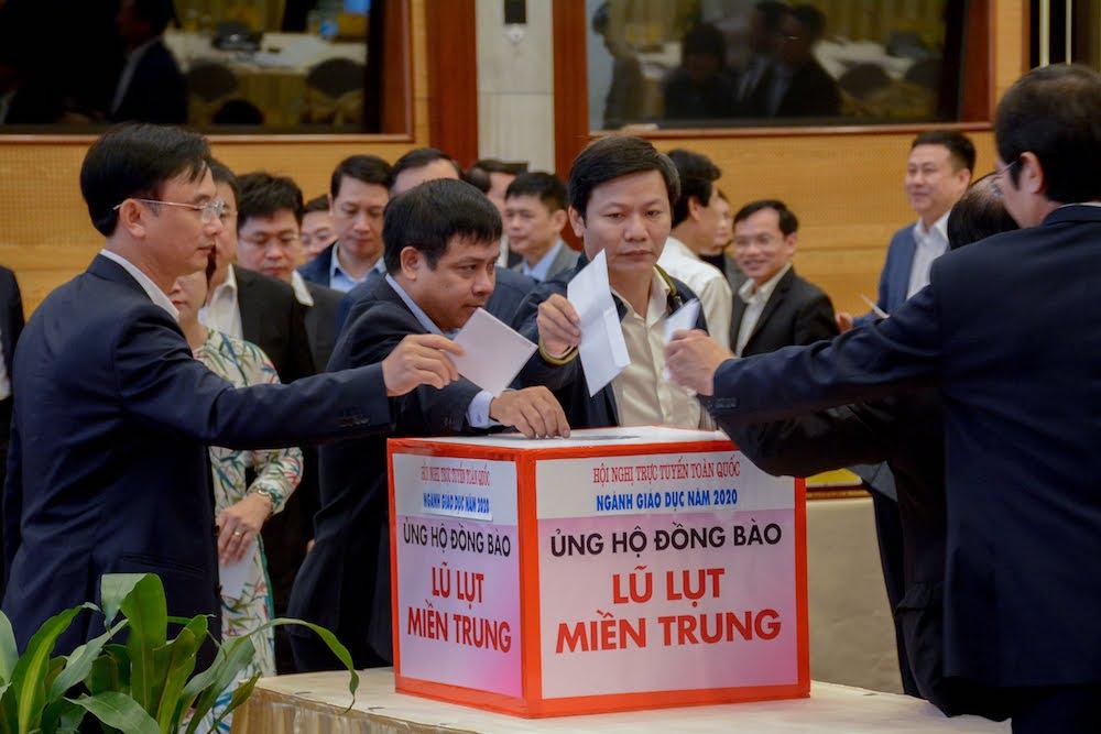 Các đại biểu ủng hộ, hỗ trợ cùng ngành giáo dục miền Trung vượt qua khó khăn.