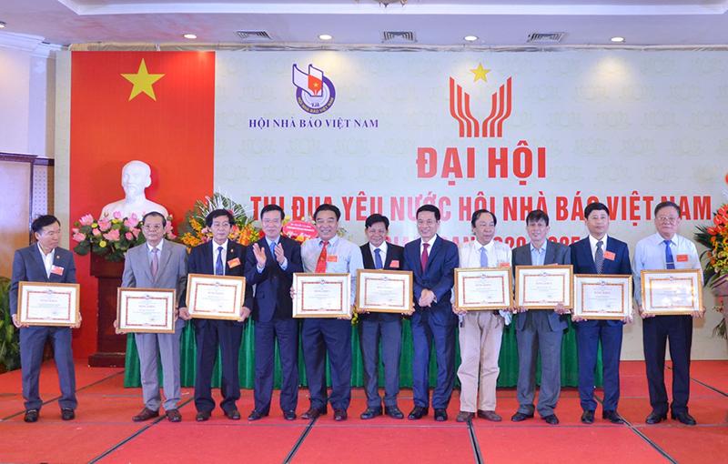 Hội Nhà báo PG 88 Nổ Hũ khen thưởng các tập thể, cá nhân có thành tích xuất sắc trong phong trào Thi đua yêu nước giai đoạn 2015 - 2020.