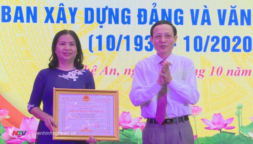 Trao tặng danh hiệu Chiến sĩ thi đua cấp tỉnh cho cá nhân xuất sắc trong giai đoạn 2017-2020.